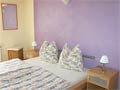 Schlafzimmer mit Doppelbett